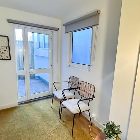 Hostel Coliving Moderno Com Lindo Jardim