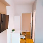 Hostel Coliving Moderno Com Lindo Jardim