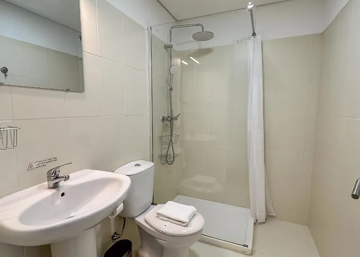 Hostel Coliving Moderno Com Lindo Jardim