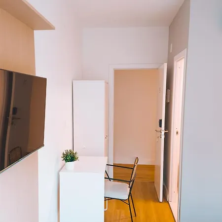 Hostel Coliving Moderno Com Lindo Jardim